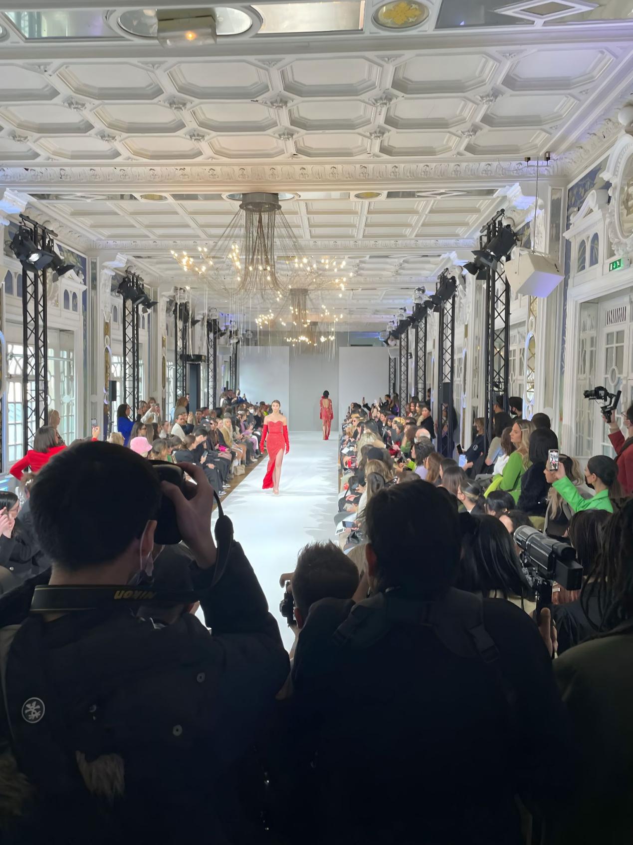 Un groupe de personnes sur une piste
Description générée automatiquement